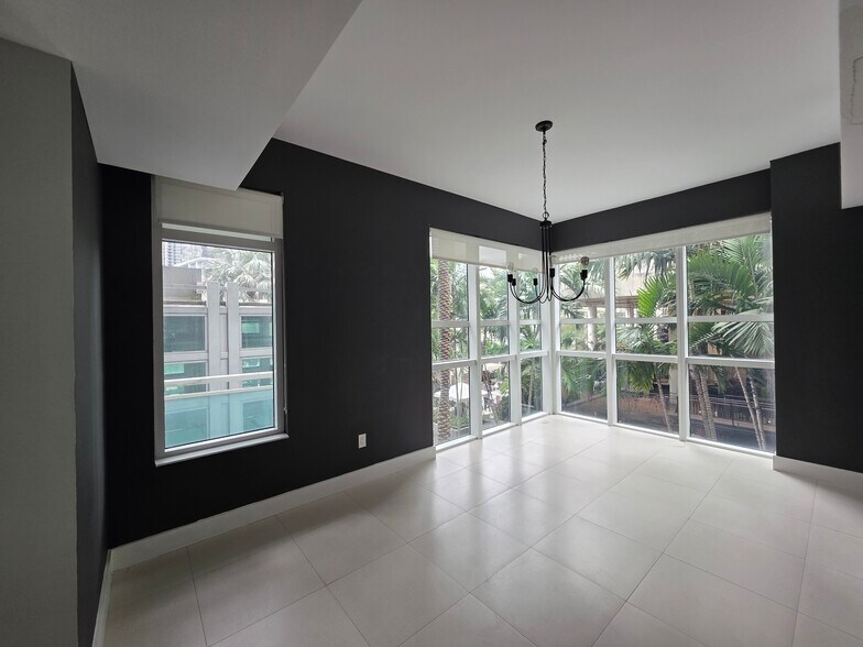 Building Photo - 950 Brickell Bay Dr