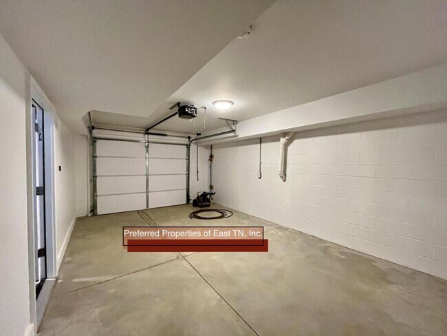 Building Photo - 160 Majestic Cir