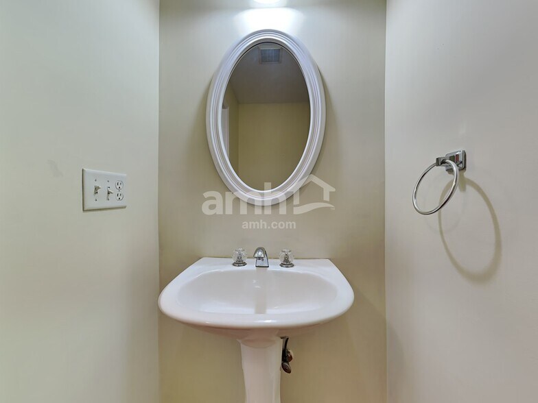 Building Photo - 4905 Ivy Rose Dr