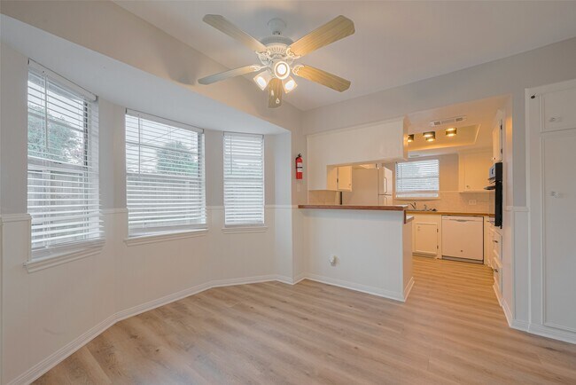 Building Photo - 605 Sorrento Dr