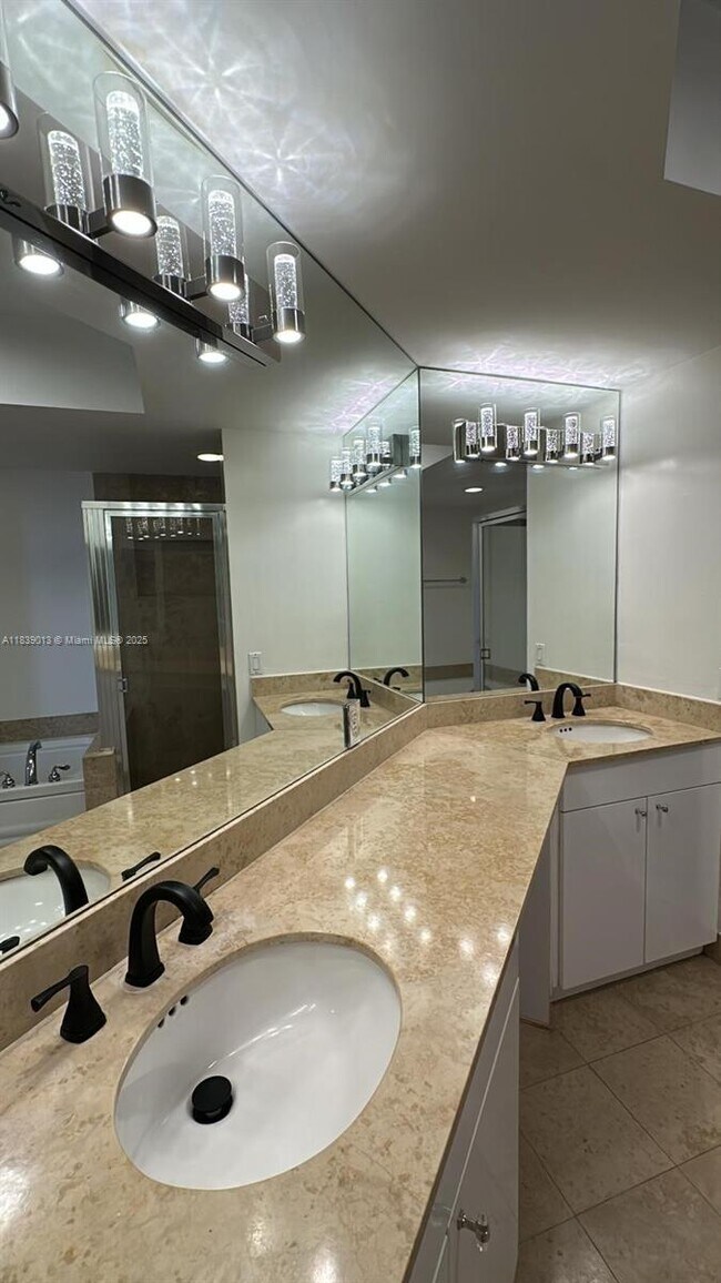 Building Photo - 4775 Collins Ave