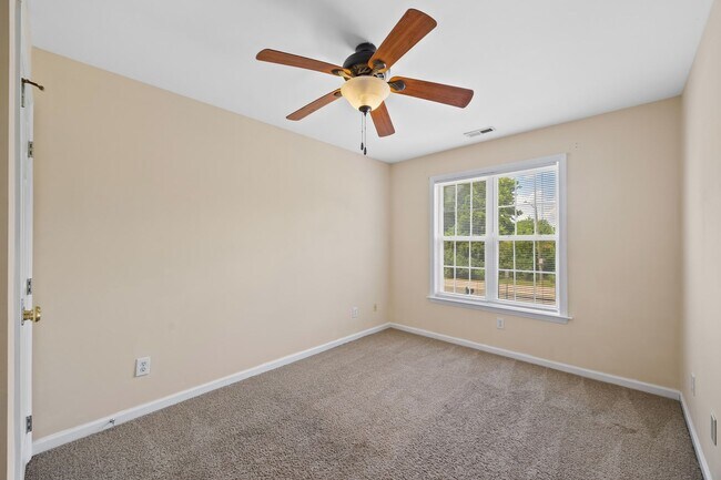 Building Photo - Three Bedroom Home!