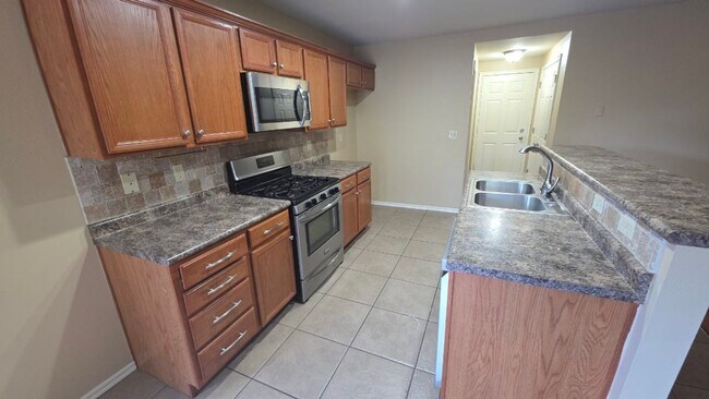 Building Photo - 3 bed 2 bath & bonus room - 2 car garage - Pool and playground