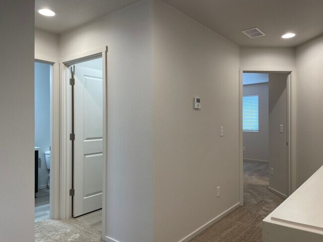 Building Photo - 3 Bedroom Townhome w/FULLY FENCED YARD & G...