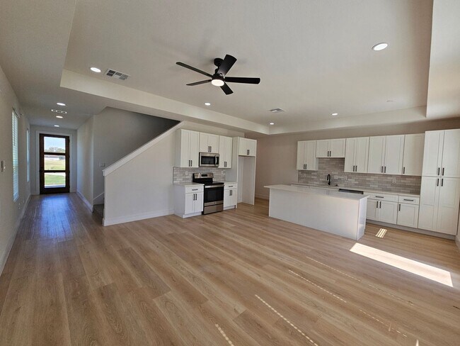 Building Photo - Ready for immediate move in!