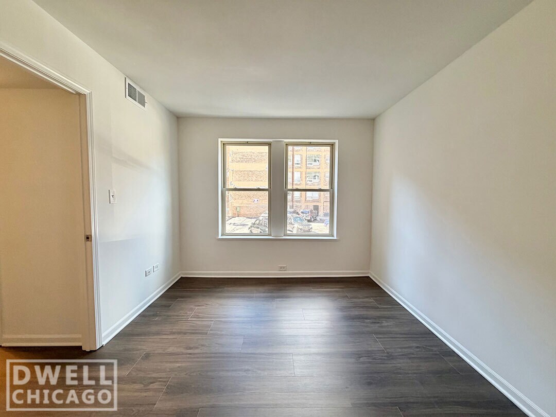Building Photo - 955 W Carmen Ave