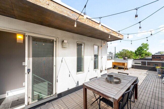 Building Photo - Modern 2BD, 2BA LoHi Townhome with Rooftop...