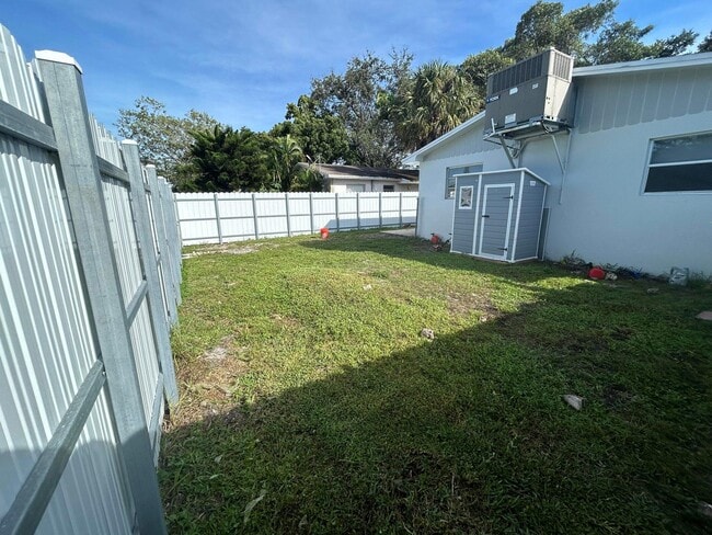 Building Photo - 4350 SW 62nd Ave