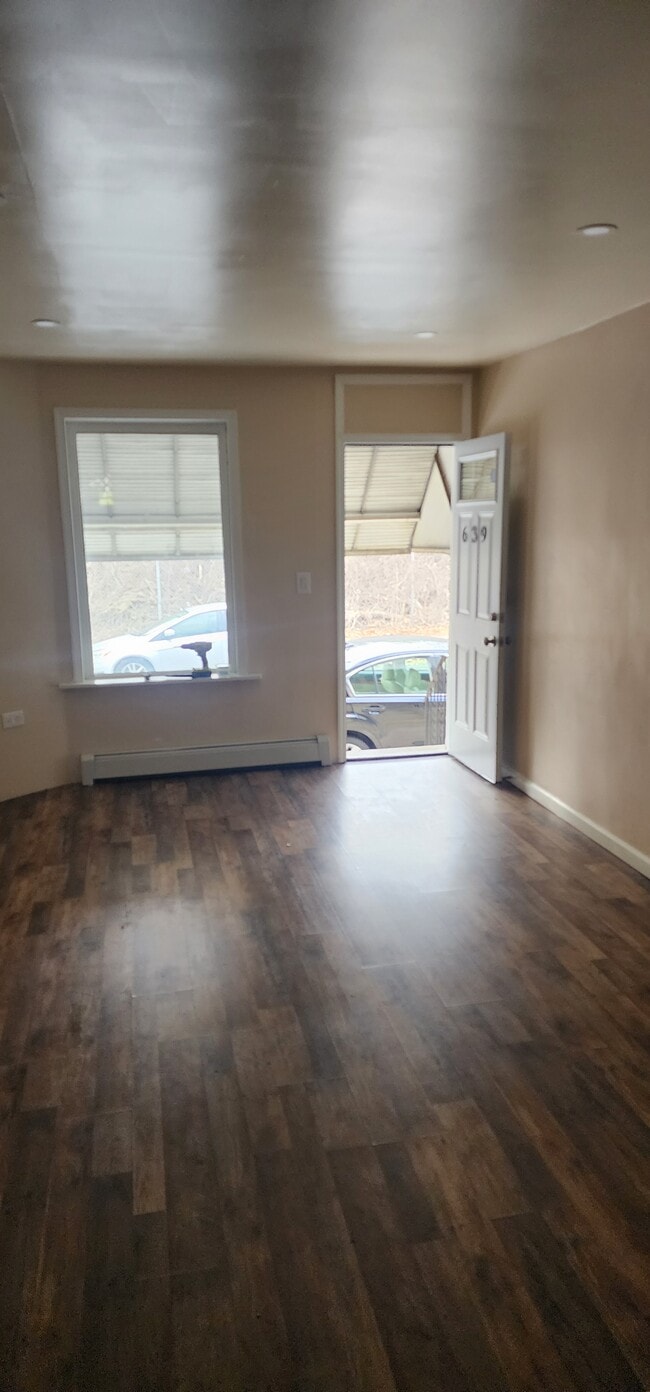 Building Photo - 639 Clinton St