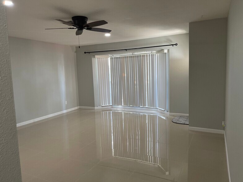 Living room - 3633 Country Club Blvd