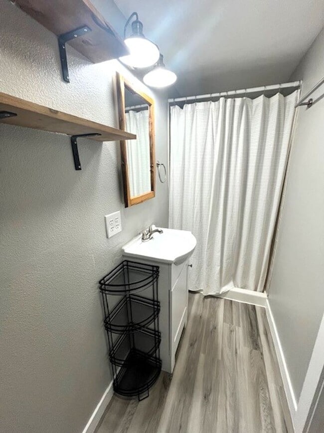 Building Photo - Long Term Rental- Creekside Condominiums #20C - UNFURNISHED