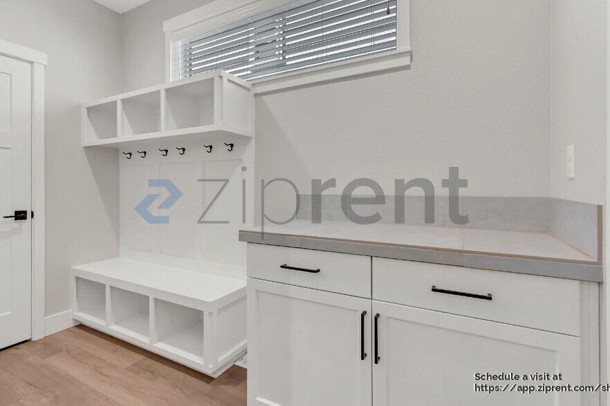 Building Photo - 11781 NW Thelin Ln