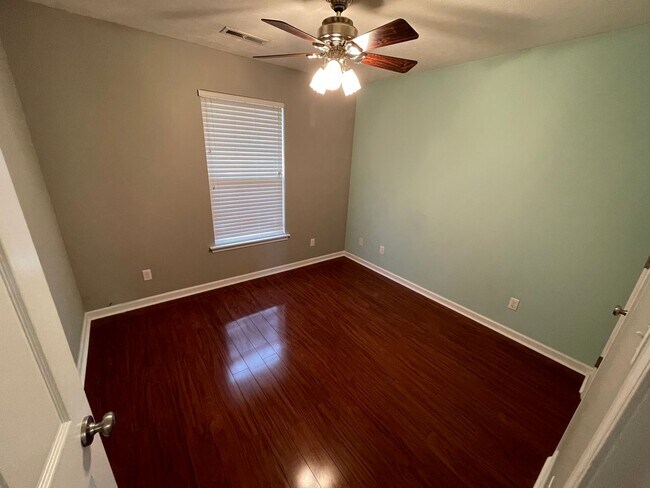 Building Photo - Beautiful Shelbyville Home For Rent