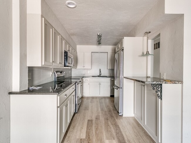 Building Photo - 3063 W Wilshire Blvd