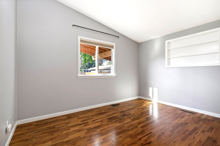 Building Photo - 1204 W 10th St