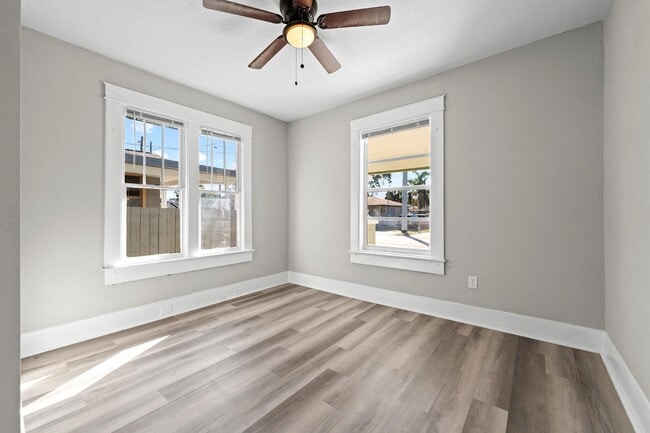 Building Photo - 1010 E Lake Ave