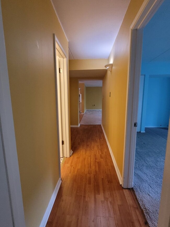 Building Photo - 2 Bedroom Condo - Greentree - Many Amenities!!