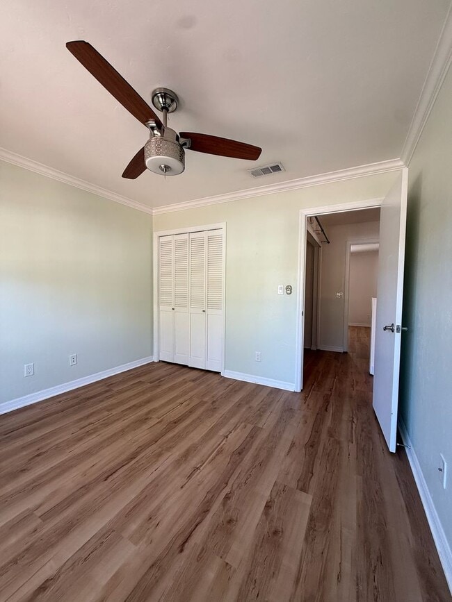 Building Photo - Spacious 2-bedroom, 1.5-bath end-unit townhouse in Carriage House