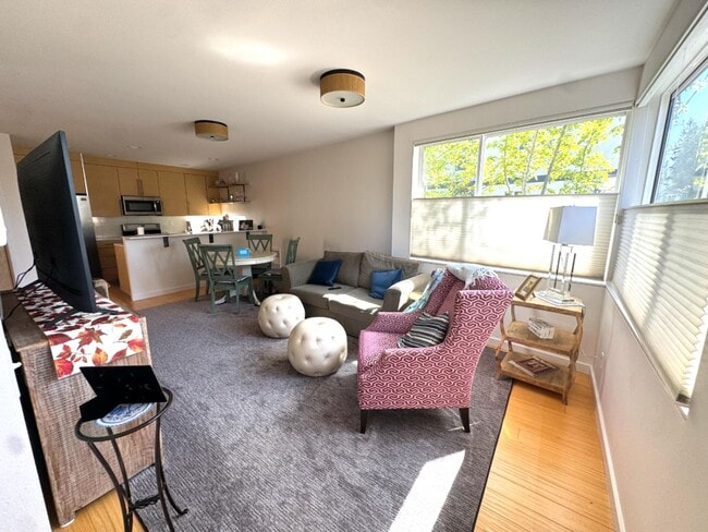 Building Photo - 3bd/2.5ba Seattle Townhome