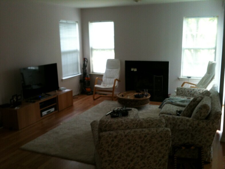 Living room other angle - 424 Lackland Ave