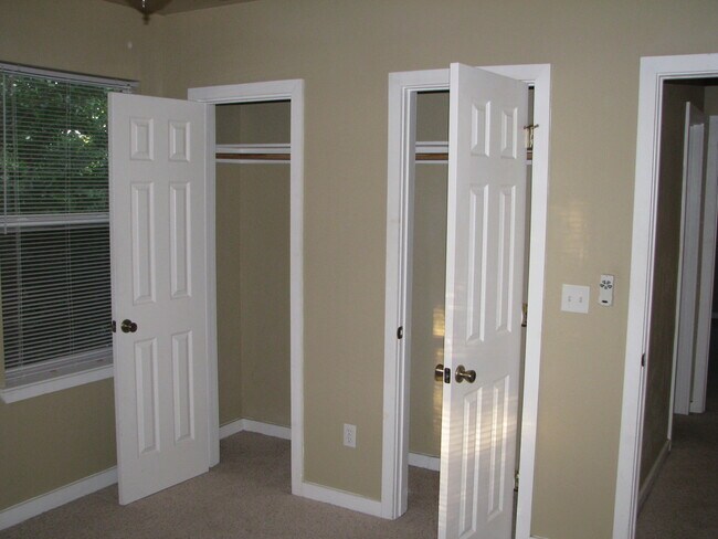 Building Photo - UT PRE-LEASE: North Campus 6 bed / 3 bath Remodel, High-End Kitchen Features SS Appliances, Wood ...