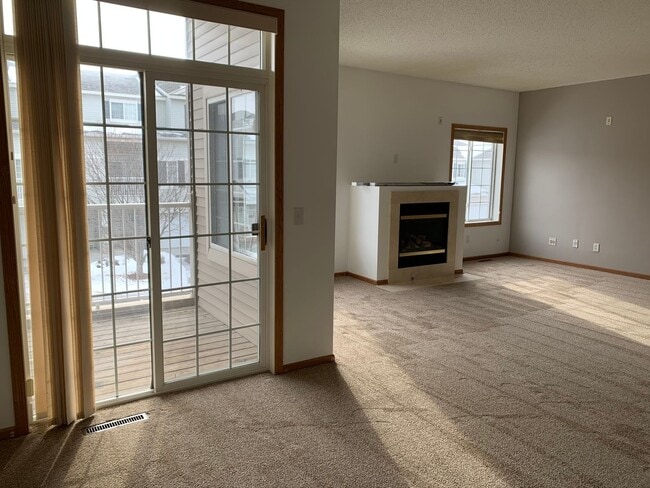 Primary Photo - Bright & Spacious 2BR/1.5BA Townhome in Co...