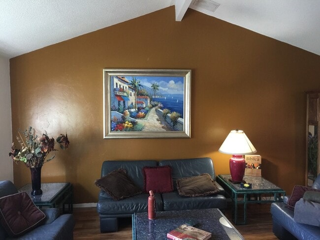 Building Photo - Beautiful 4 Bedroom House in NW Bakersfiel...