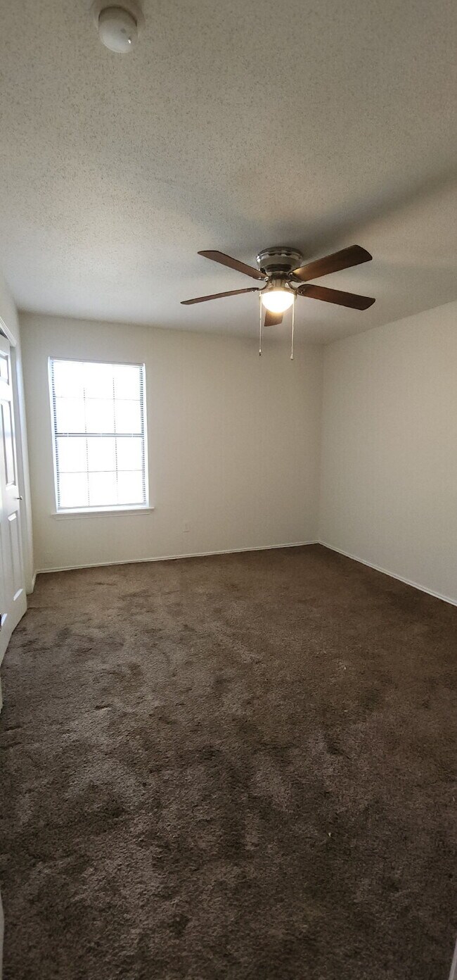 Building Photo - Now Leasing Charming 2 bedroom Townhome with garage & fenced backyard.  – 9110 White Settlement R...