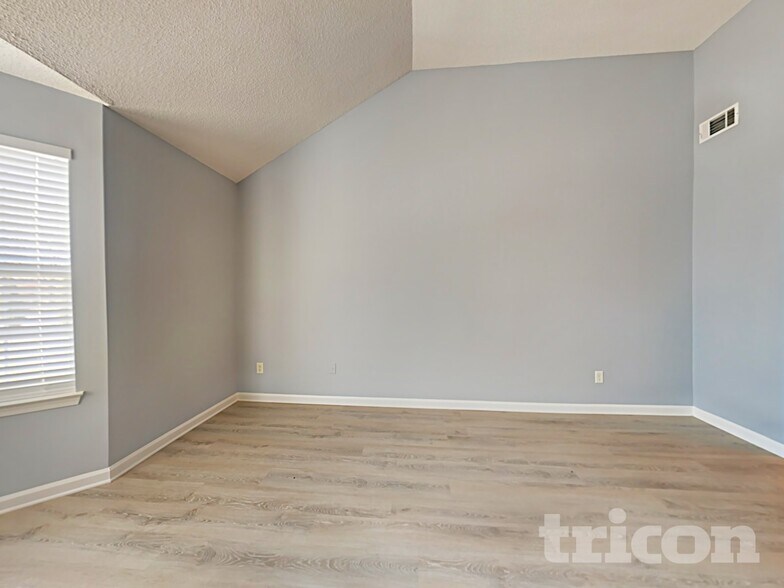 Building Photo - 1100 Village Oaks