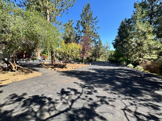 Building Photo - FOR RENT: FURNISHED LONG-TERM EXTREMELY CO...