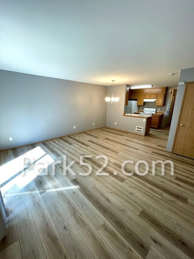 Building Photo - 2 Bedroom University Place Townhome