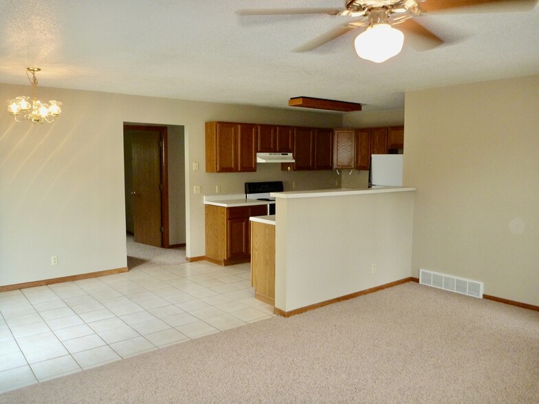 Building Photo - 2216 Melanie Ln