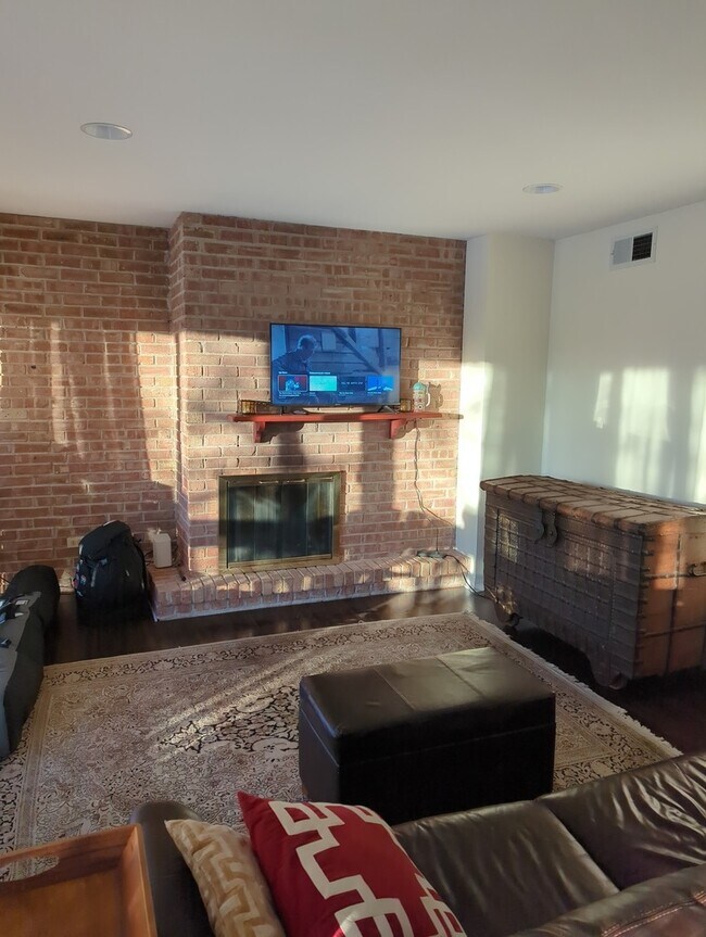 Building Photo - 5529 E Lake Dr