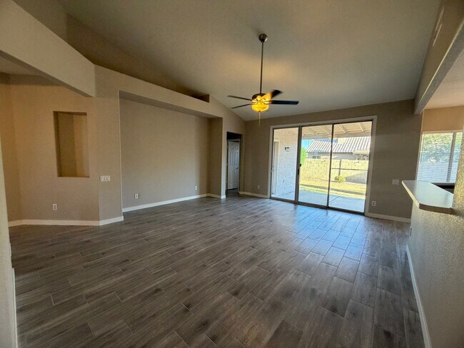 Building Photo - UPDATED BEAUTY IN GARDEN LAKES