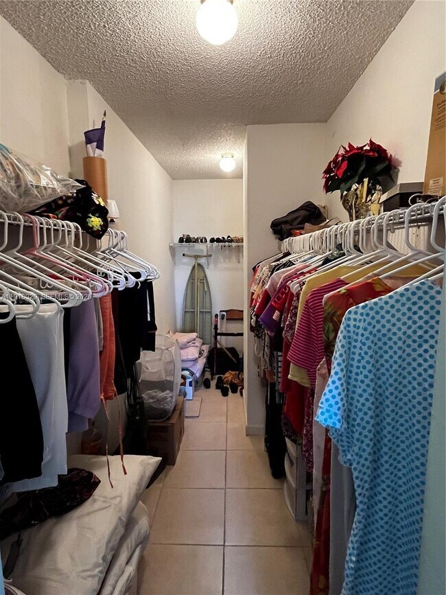 Building Photo - 1825 W 44th Pl