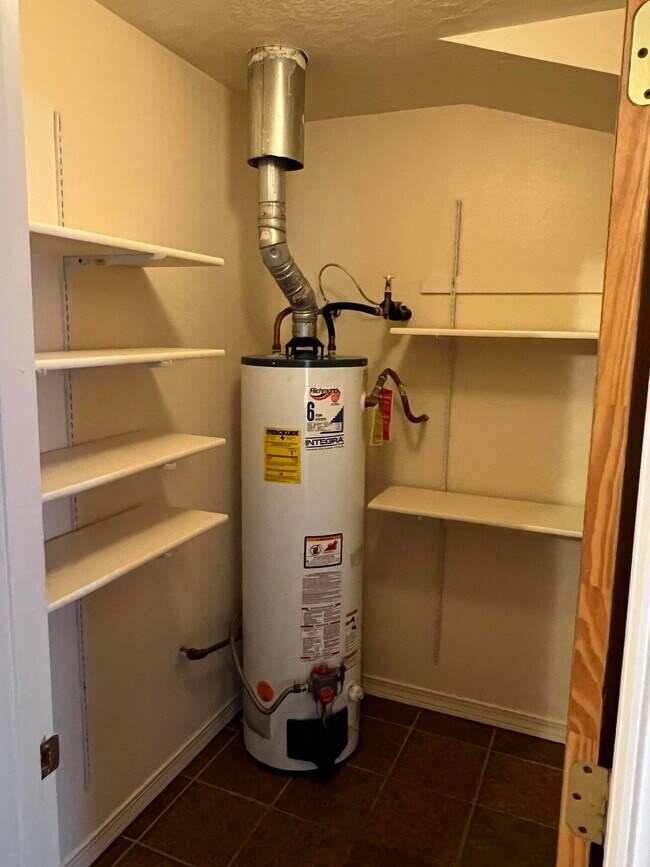 Building Photo - 8902 Aztec Rd NE