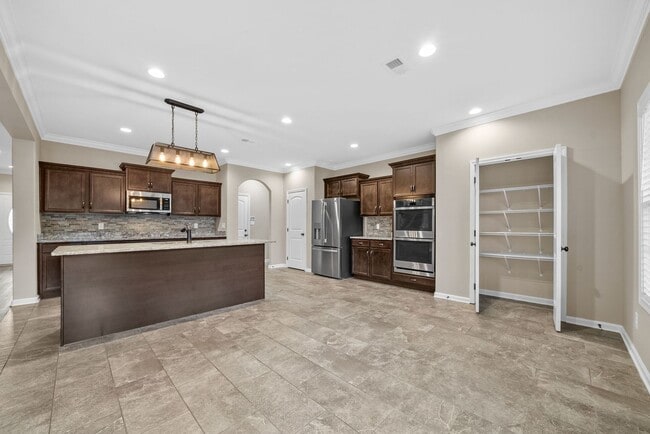 Building Photo - Pet Friendly Four Bedroom with Bonus!