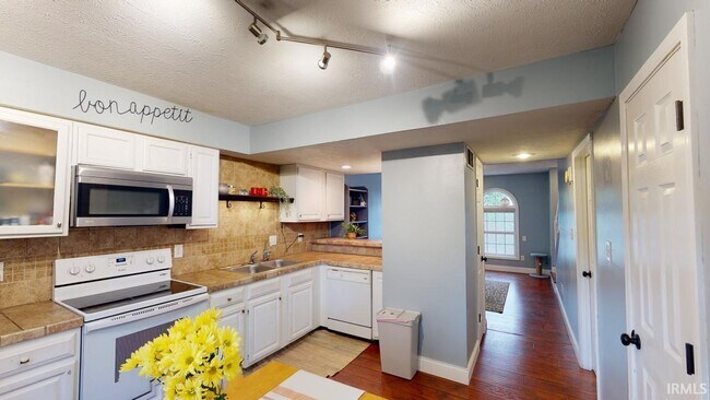 Building Photo - 733 E Sherwood Hills Dr