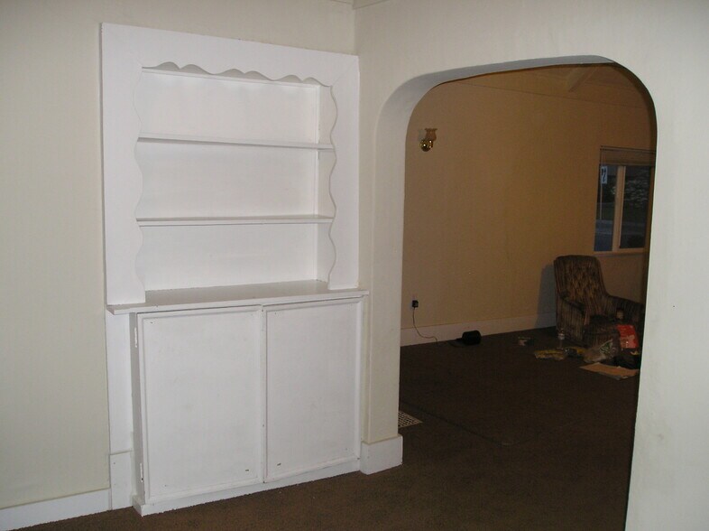 BUILT IN BOOK SHELFE - 409 E 29th Ave