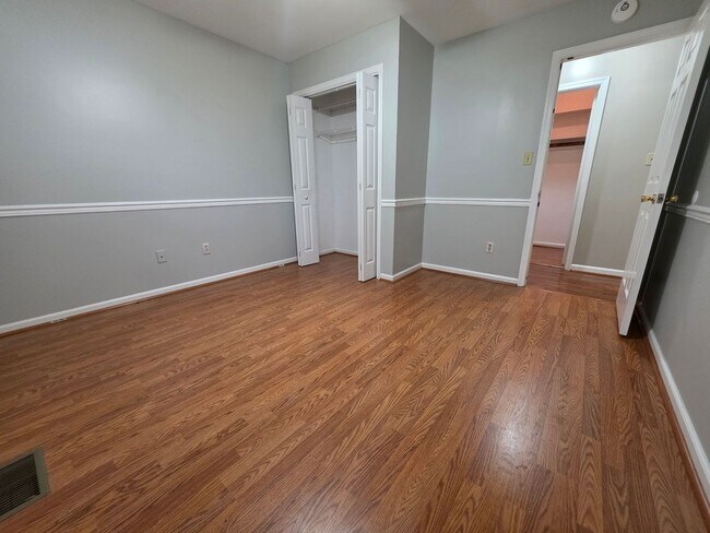 Building Photo - Cute Ranch in Yorktown Ready For New Tenants!