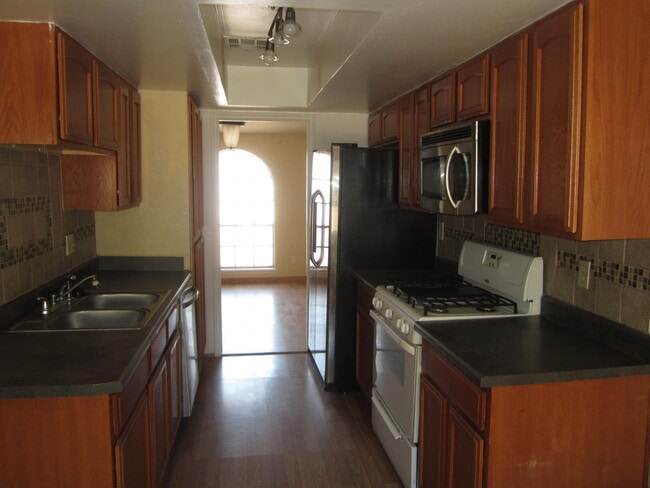 Building Photo - 6717 Southwind Dr