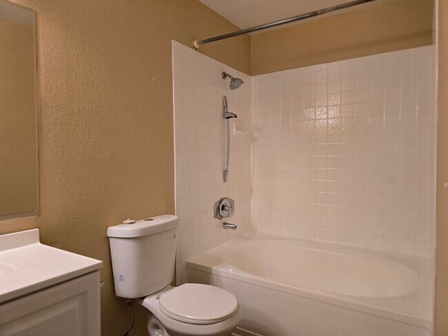 Building Photo - Centrally located downstairs unit