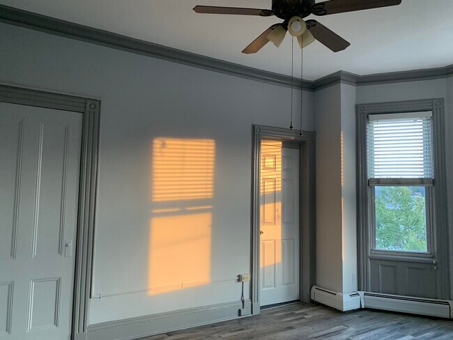 Building Photo - 210 Maple St