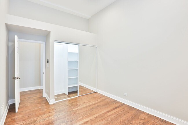 Building Photo - Gorgeous 2Bed/1bath in Logan Square! Condo Quality! In-Unit Laundry! Central Air! Stainless Steel!