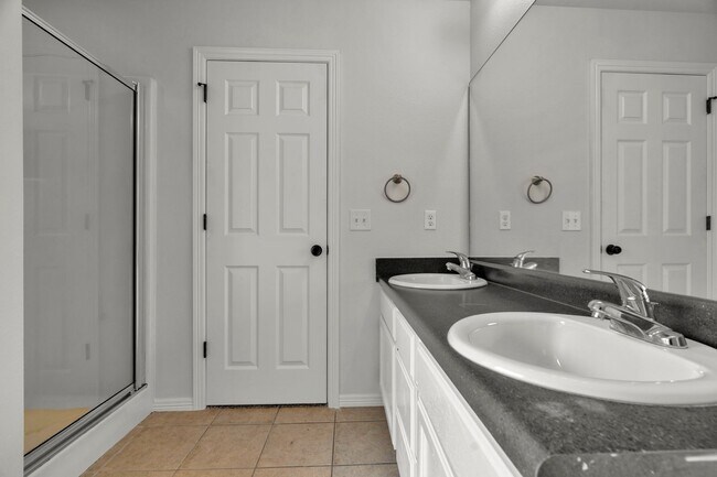 Building Photo - Fresh 3 Bed 2 Bath home in great location!