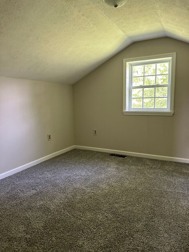 Building Photo - 985 Pineland Ave