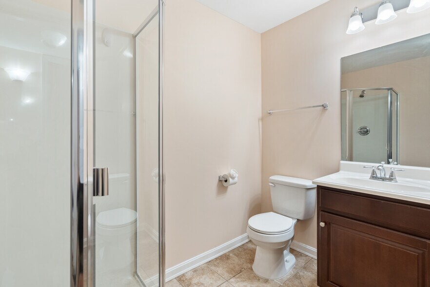 2nd Full bathroom with shower - 747 N Hite Ave