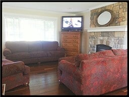 Building Photo - Stunning Remodeled 3 Bed / 1.75 Bath Priva...