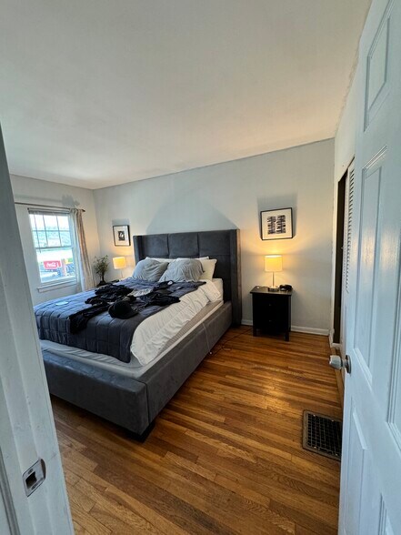 Bright, bedroom with double closets - 136 Fairfield Ave