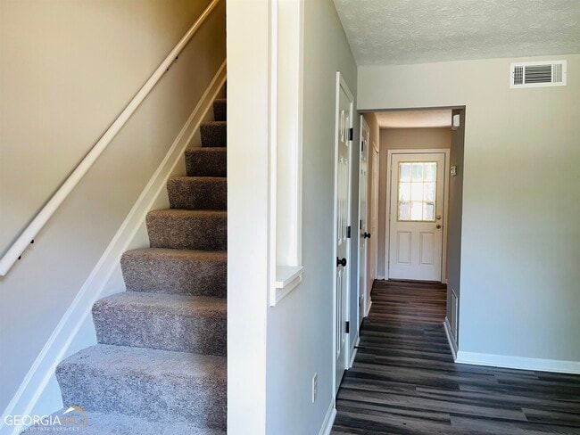 Building Photo - 8975 Stonebridge Blvd